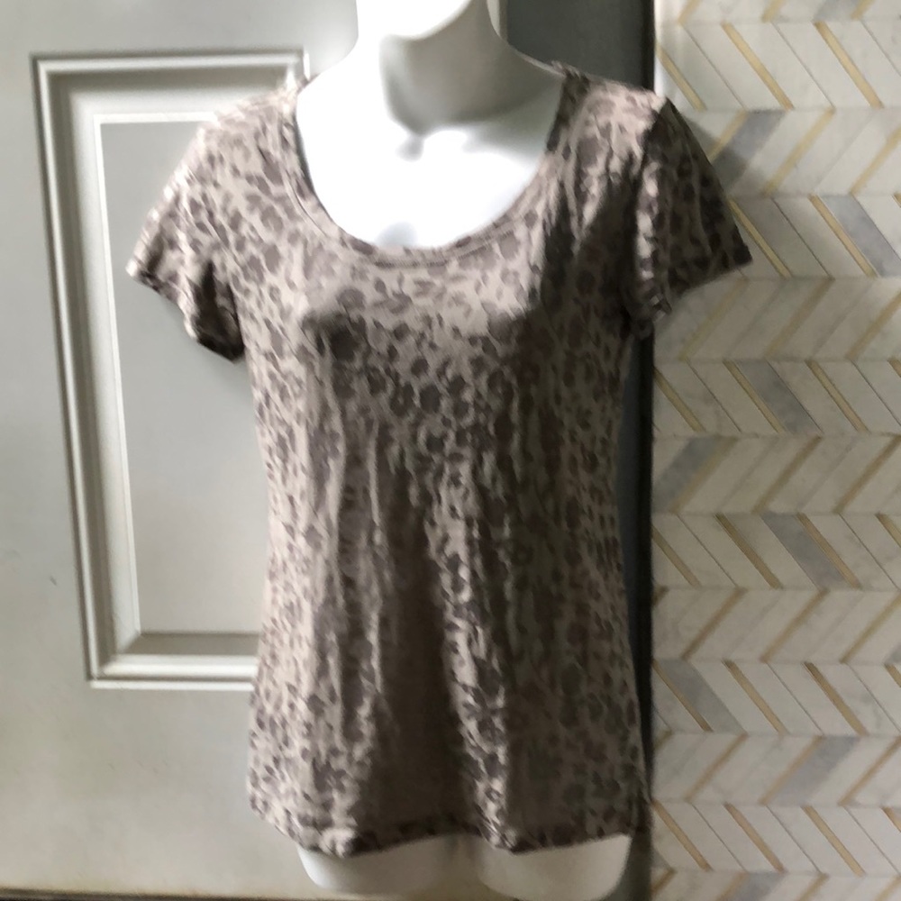 Green short-sleeve top